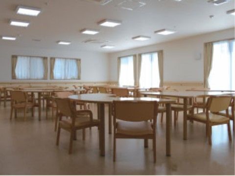 半円状のテーブルセットがいくつも設置されているダイニング