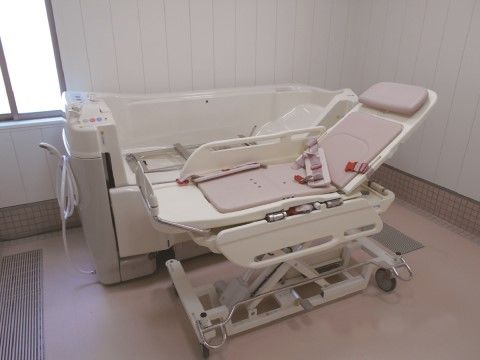 「サービス付高齢者住宅 カーサ・ラ・ヴィーダ川口 アネックス」の浴室。介護浴室など充実の設備。