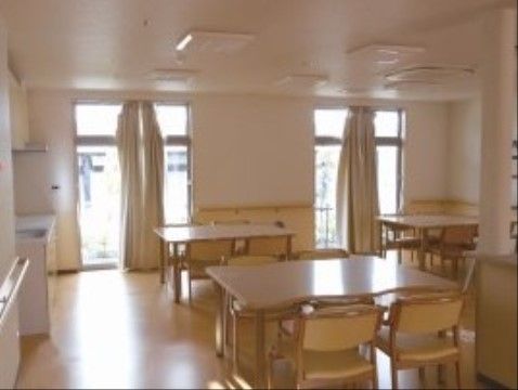 「サービス付高齢者住宅 カーサ・ラ・ヴィーダ川口 アネックス」の食堂。ゆったりしたスペース。