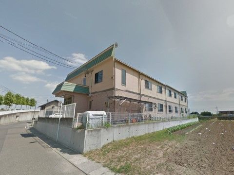 施設前には舗装された道路がある。隣は田畑で周囲は住宅地になっているため、居室からの視界は開けている。