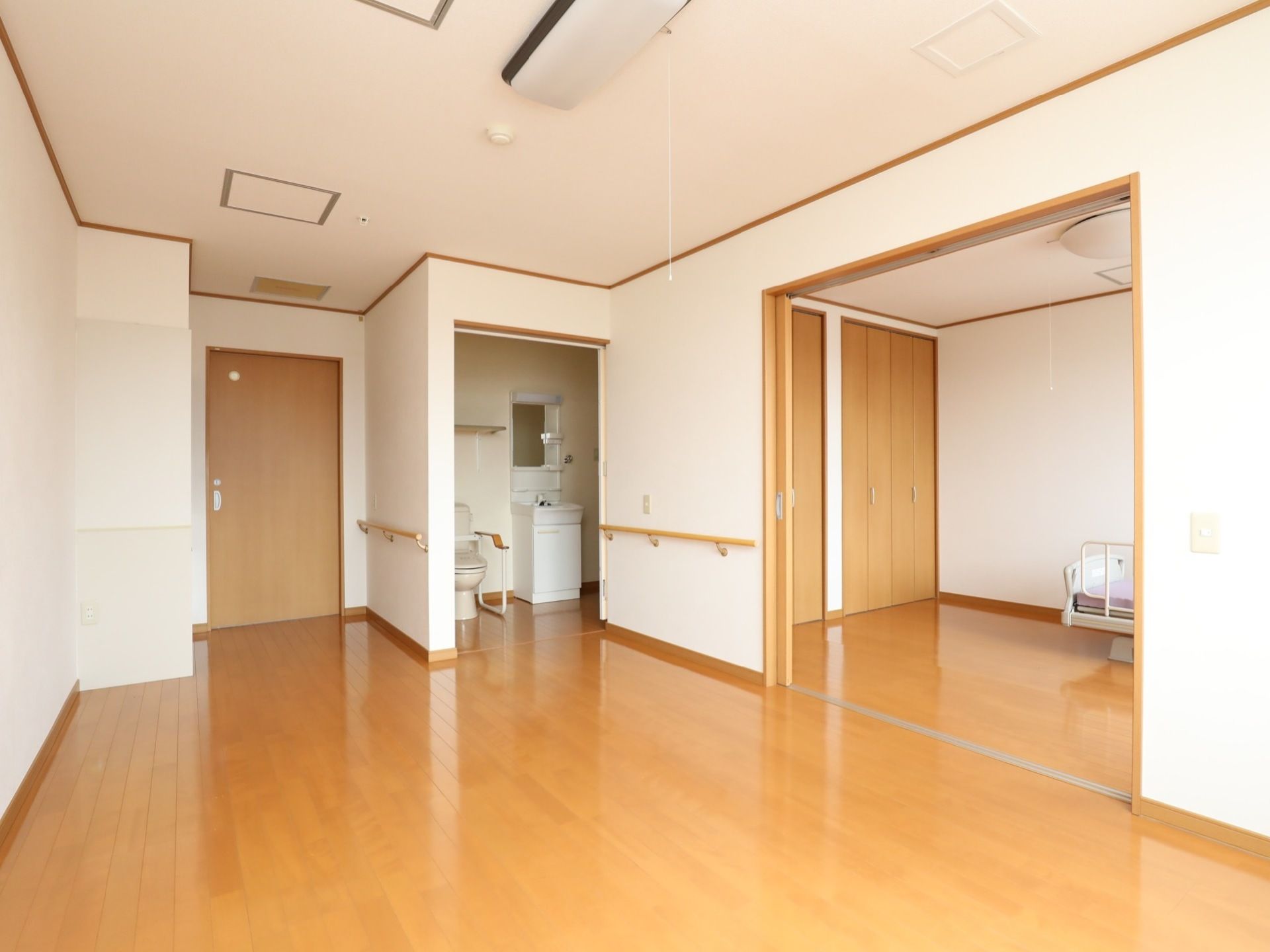 2部屋タイプの居室である。じゅうぶんな広さを確保しており、車椅子をご利用の方も快適に過ごせる。トイレや洗面台も完備。