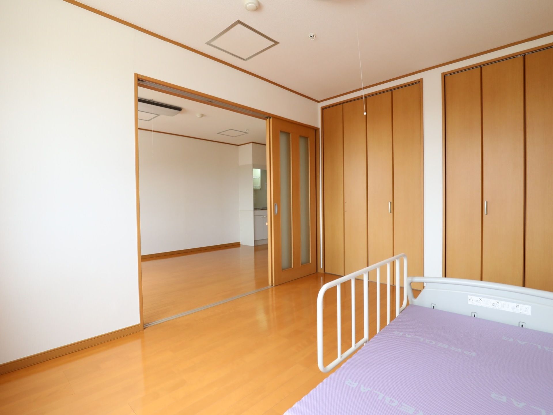 2部屋設置された居室である。クローゼットも2つ完備されている。仕切りは引き戸式の扉を採用。開口部が広い。