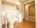 浴室を出たところに、洗面台とトイレが設置されている。洋式便座の両サイドには、手すりが備えつけられている。