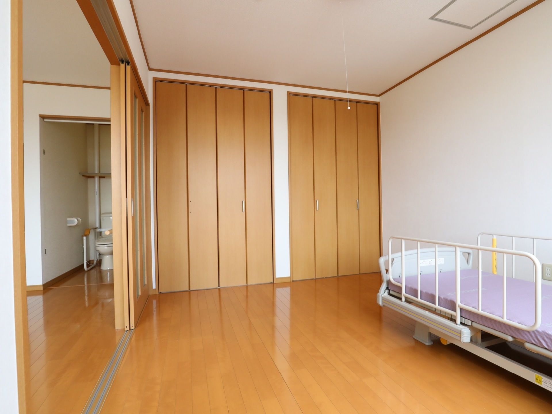 観音開きのクローゼットが並んで広く設置されているタイプの居室