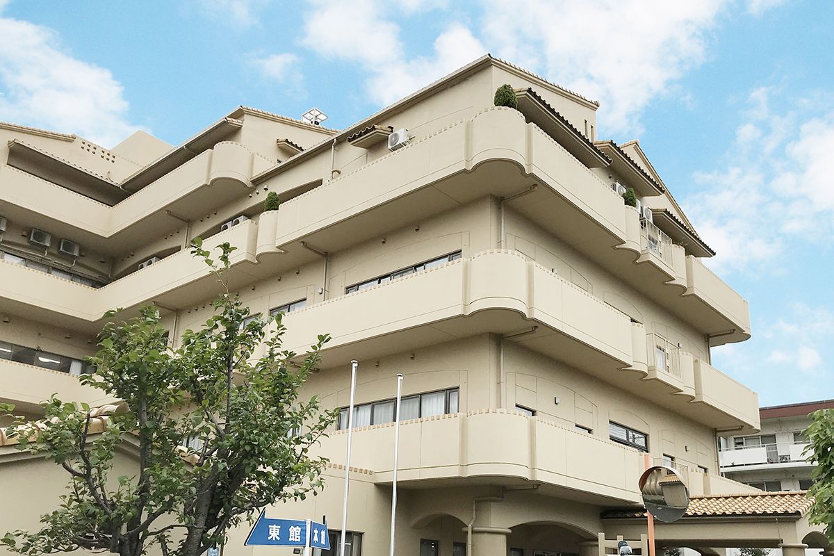 明るい外観の建物
