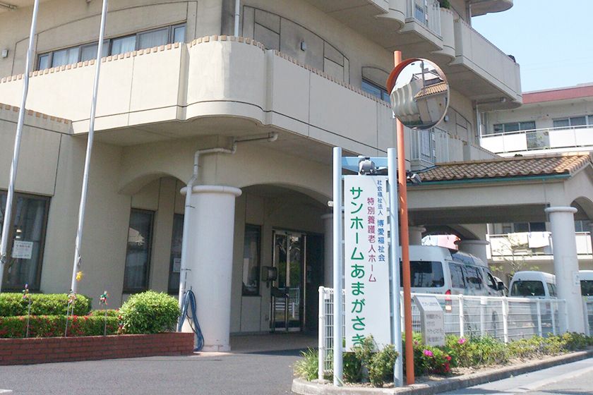 入口が広い建物正面