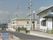 住宅街の一角に佇んでいる。建物の横は綺麗に舗装された道路で通行しやすい。施設名を書いた木製の看板が掲げられている。