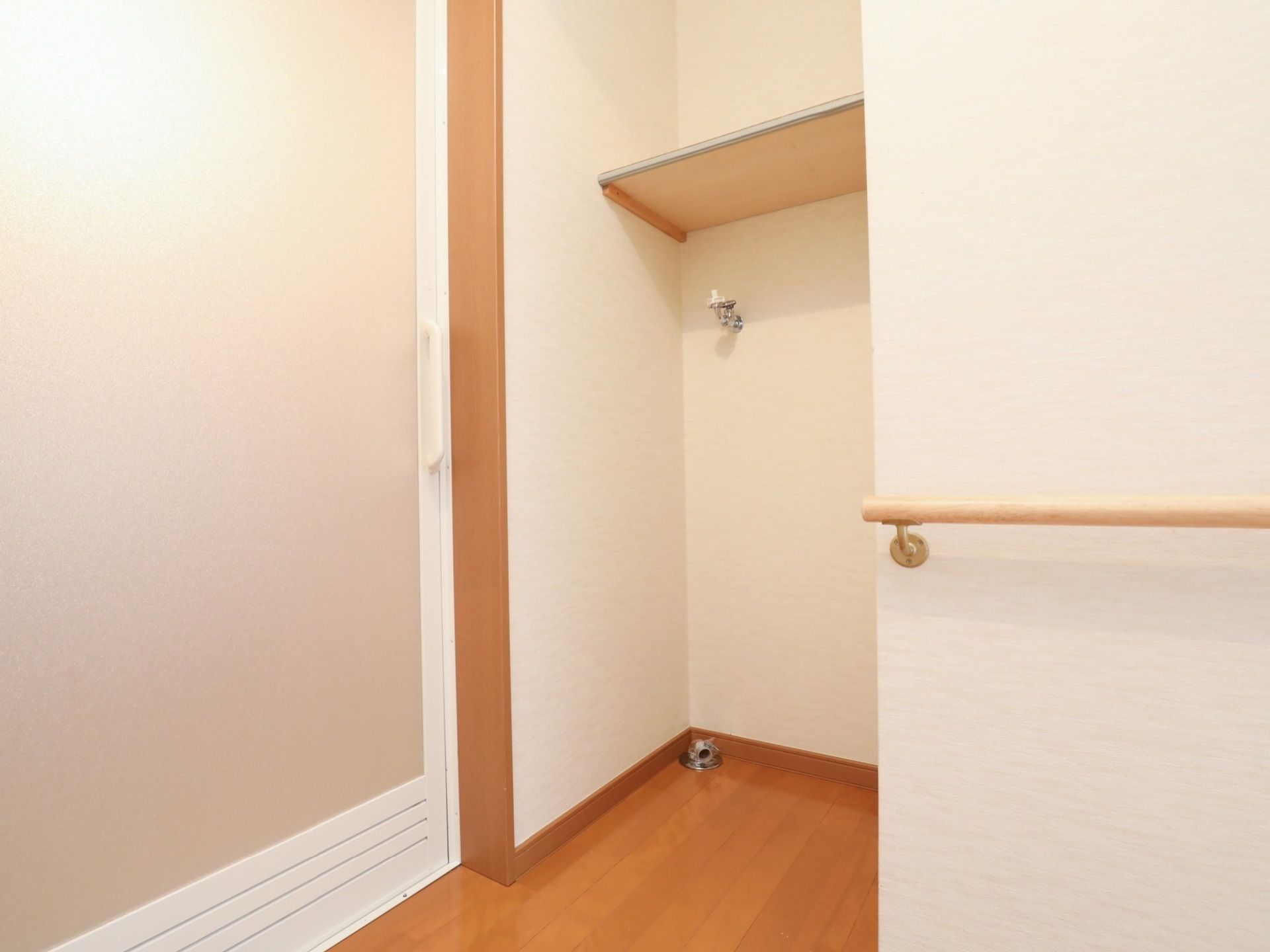 居室の浴室のドアのすぐ傍のスペースに、洗濯機置き場を設けている。上部には、洗剤などが置ける棚を設置している。
