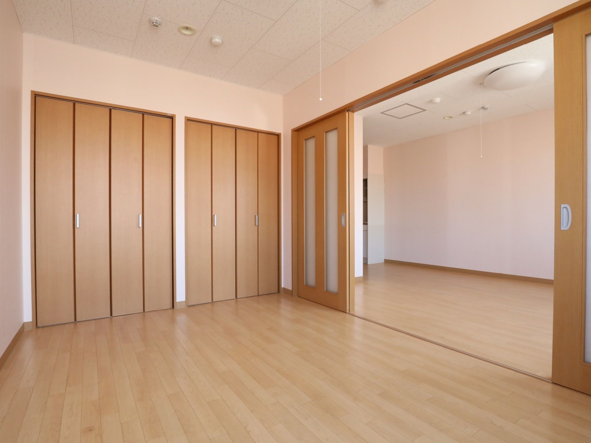 二つの部屋が、スライドドアで区切られているタイプの居室
