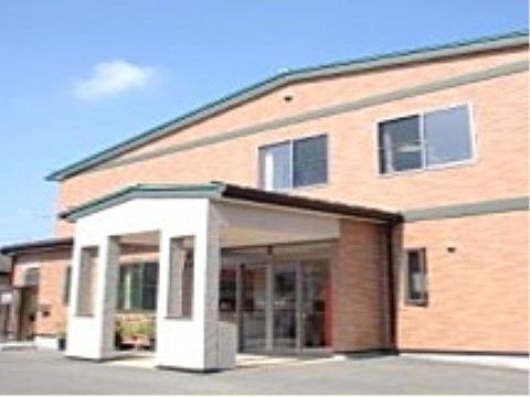 ガラス張りで両開きの自動ドアと屋根が設置されている玄関