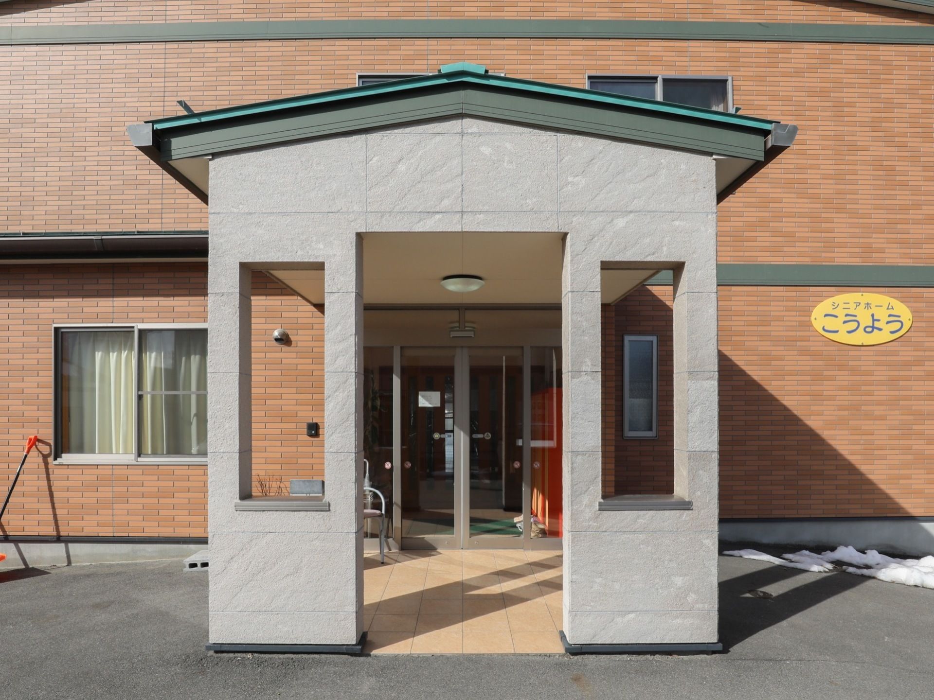 レンガ造りの建物である。エントランスの大きな屋根がおしゃれである。ガラス張りの自動ドアなので歩行が楽である。
