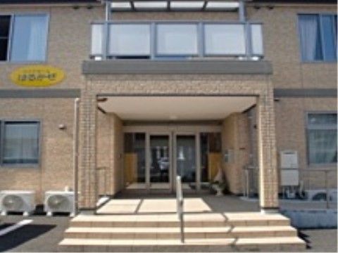 手すり付きの階段やスロープが設置されているエントランス