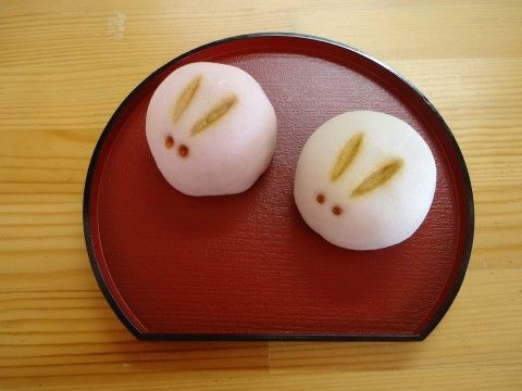 小さなお盆の上に乗る、２つの可愛らしいうさぎの大福