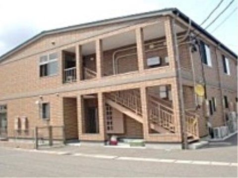 広い面積を有する、２階建ての大きなブラウンを基調とした住宅
