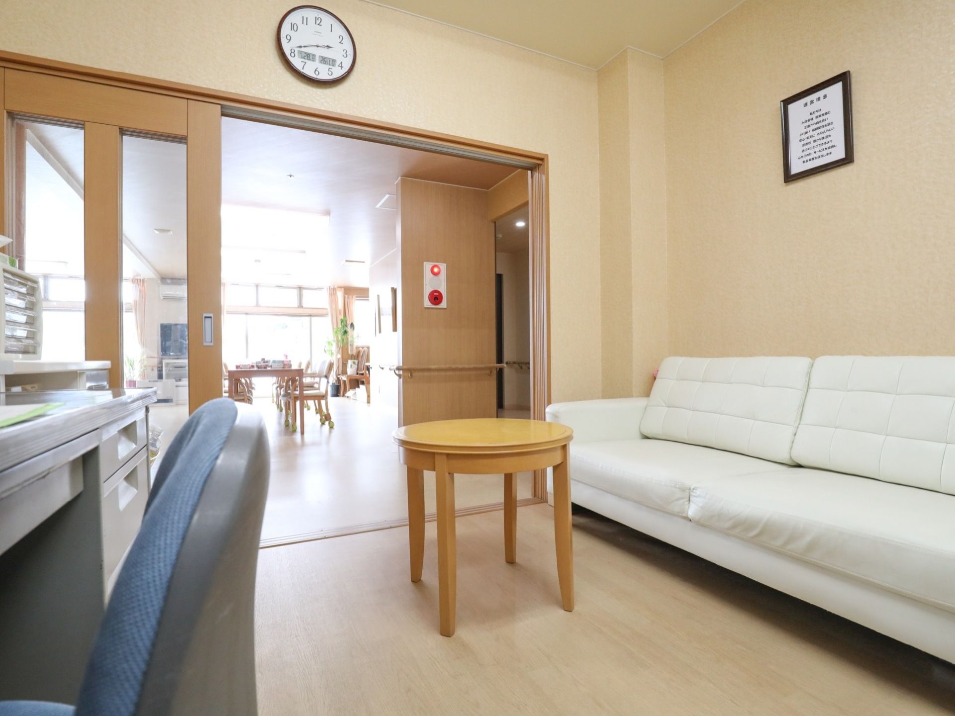 デスクと白いソファが置かれた部屋は引き戸を開けると大きな食堂が広がり、ガラス張りの窓から陽光が差し込んでいる。