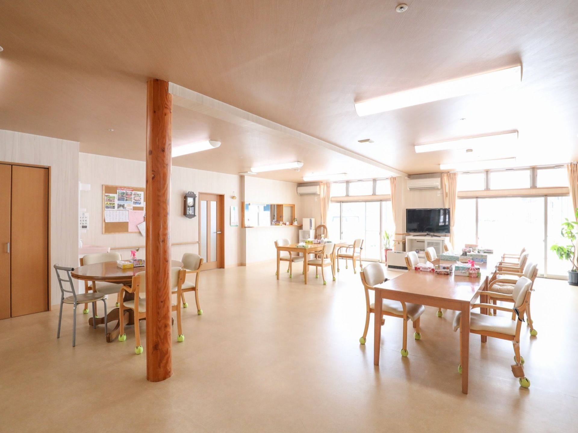 広々とした食堂。テーブルと椅子のセットがいくつもあり、椅子には床を傷つけないようにテニスボールがはめられている。