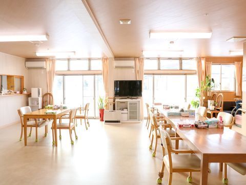 ２台のエアコンが設置されている、大きな窓のある食堂