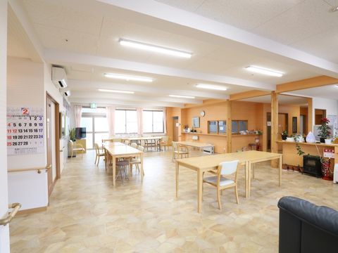 通路途中に設けられている、外光が差し込むダイニング