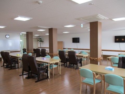 ２つのテレビが設置されている、ゆとりあるダイニング