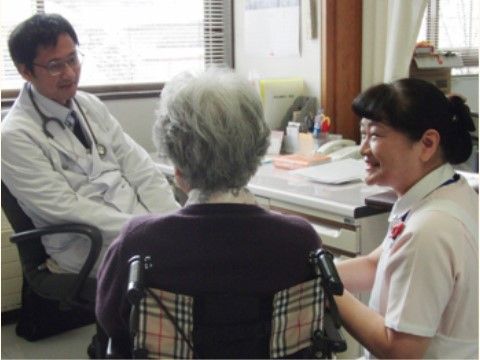 医務室で入居者様の話を親身に聞く、男性医師と女性看護師