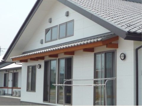 家庭的な雰囲気あふれる、三角屋根の木造平屋建ての住宅