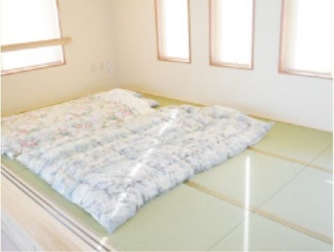 ２組の布団が並べて敷かれている、畳のぬくもり感じる和室