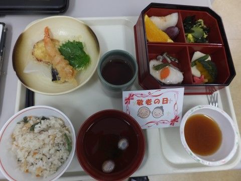 炊き込みご飯やてんぷらなどが並べられた、敬老の日の特別メニュー