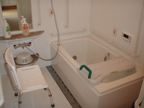 お一人がゆっくりと入浴を行える浴室を備えている。楽な体勢で安全に身体が洗えるように、滑り止めの椅子を置いている。