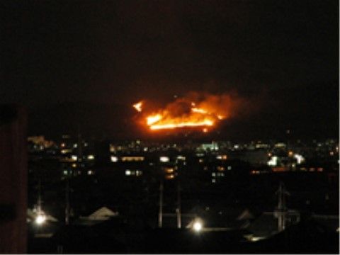 周辺エリアには、大文字焼きで有名な山がある。夏の夜に眺めることができる燃え立つ風景は、人気スポットの一つである。