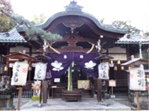 近くには、日々散歩を兼ねて気軽に参拝できる神社がある。お正月には、初詣に訪れる地域の方々で賑わいをみせるスポットである。