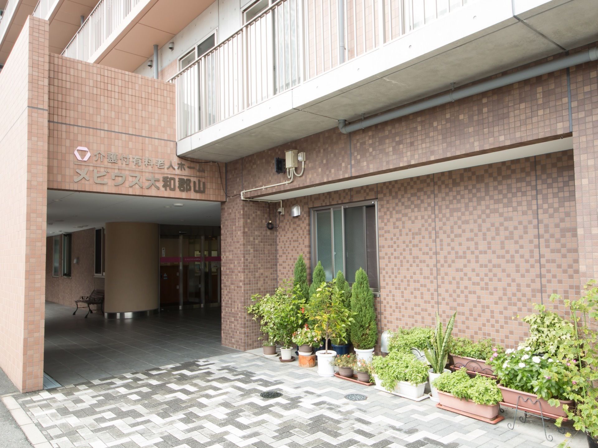 建物はとても落ち着きのある雰囲気になっている。玄関はフラットになっており、歩行に不安のある方でも安心してご利用いただける。