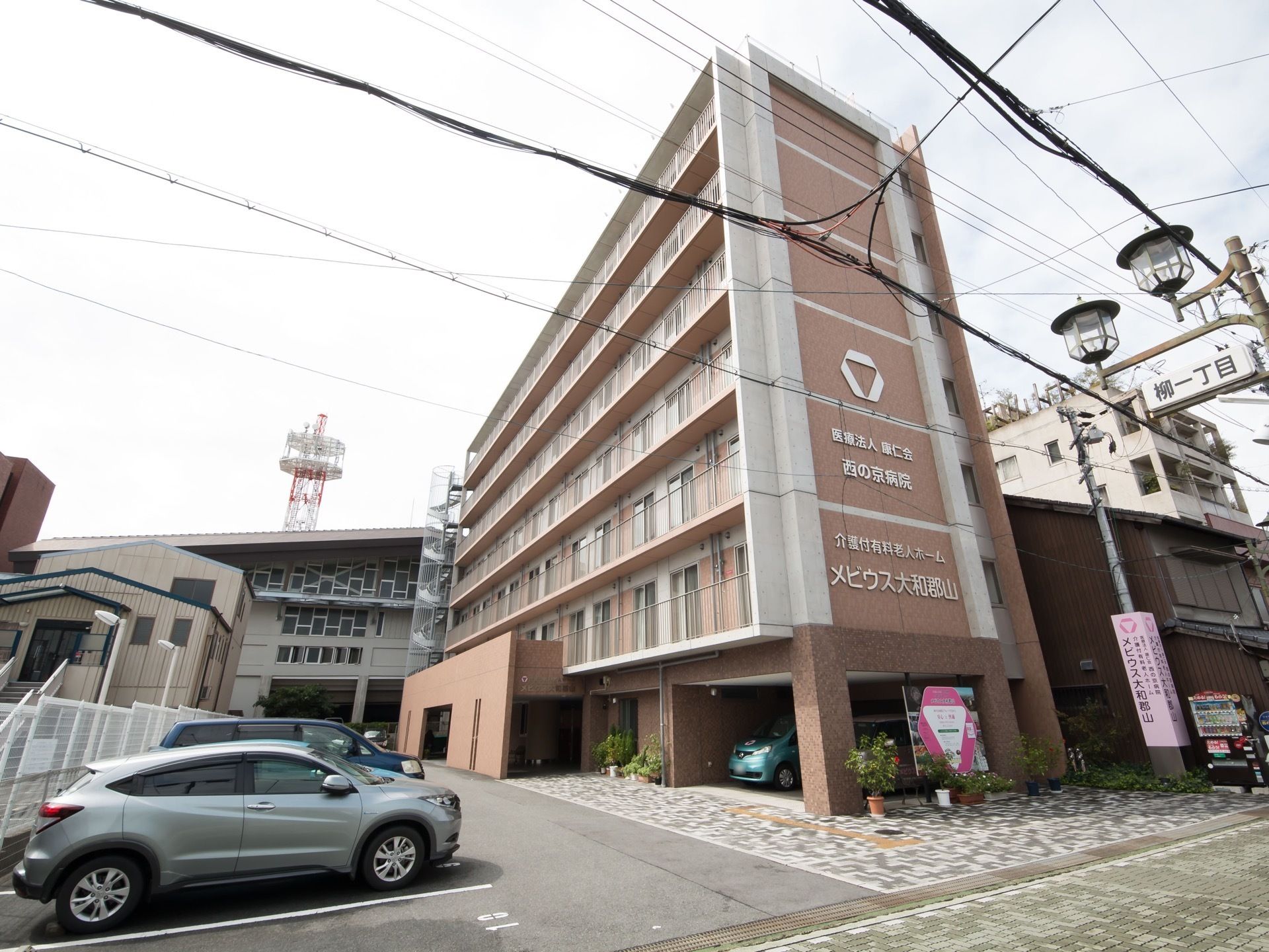 周辺は落ち着いた環境になっており、高い建物もあまりないため、空を大きく感じることができる。駅からも近く、便利な場所にある。