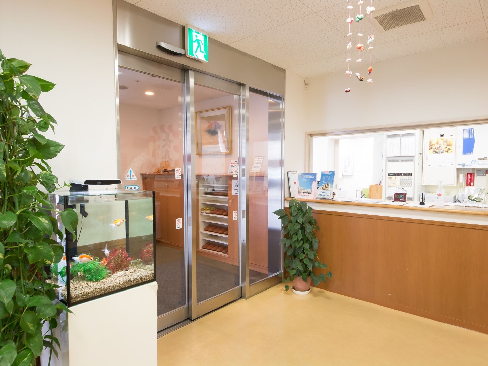 事務室は、風除室から入ってすぐに設置されている。出入りされる方々のお顔を確認できるような、施設の造りになっている。