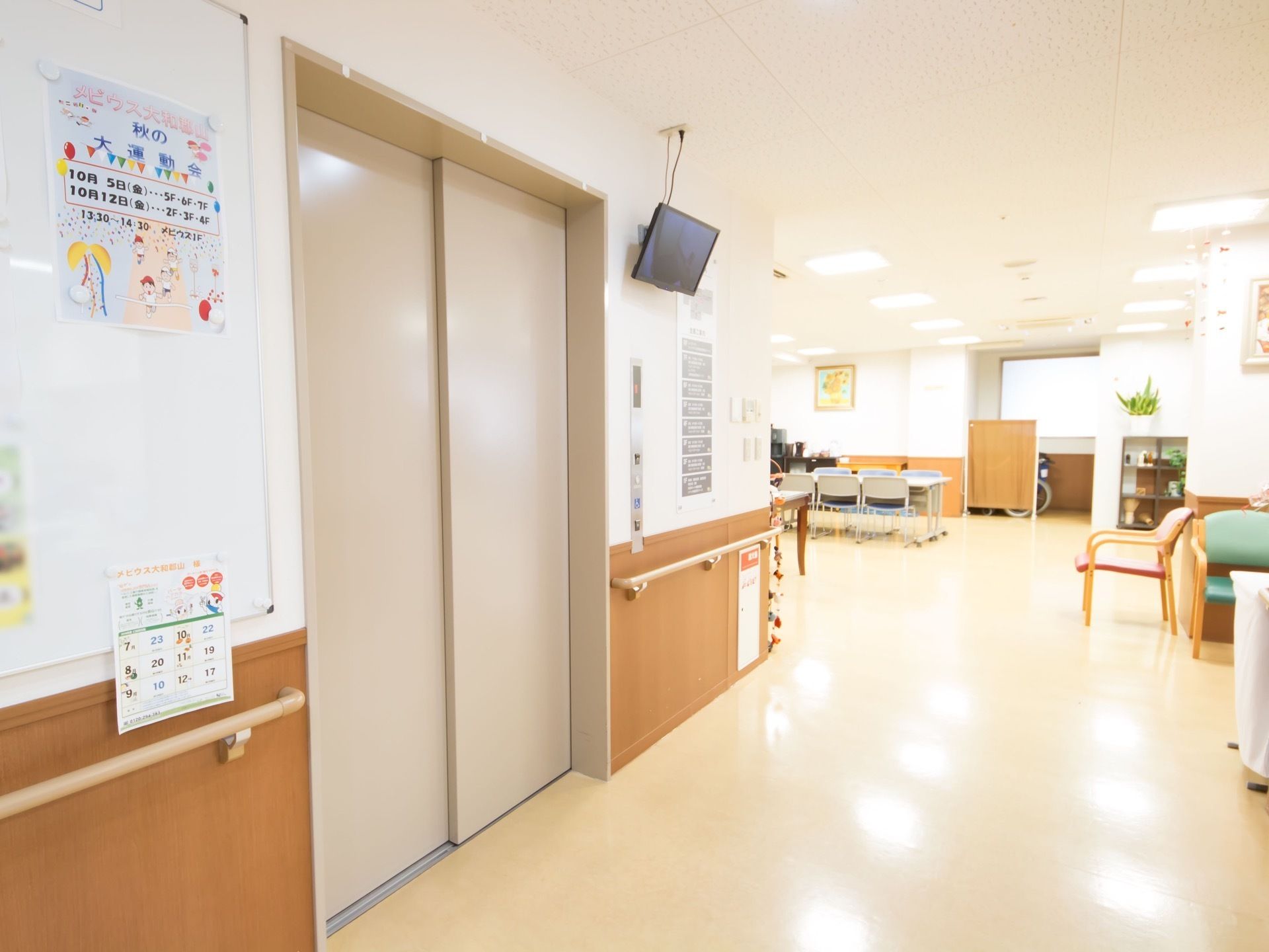 エレベーターへと続く壁には、手すりが設置されている。歩行に不安を感じる方にも安心してご利用いただける。