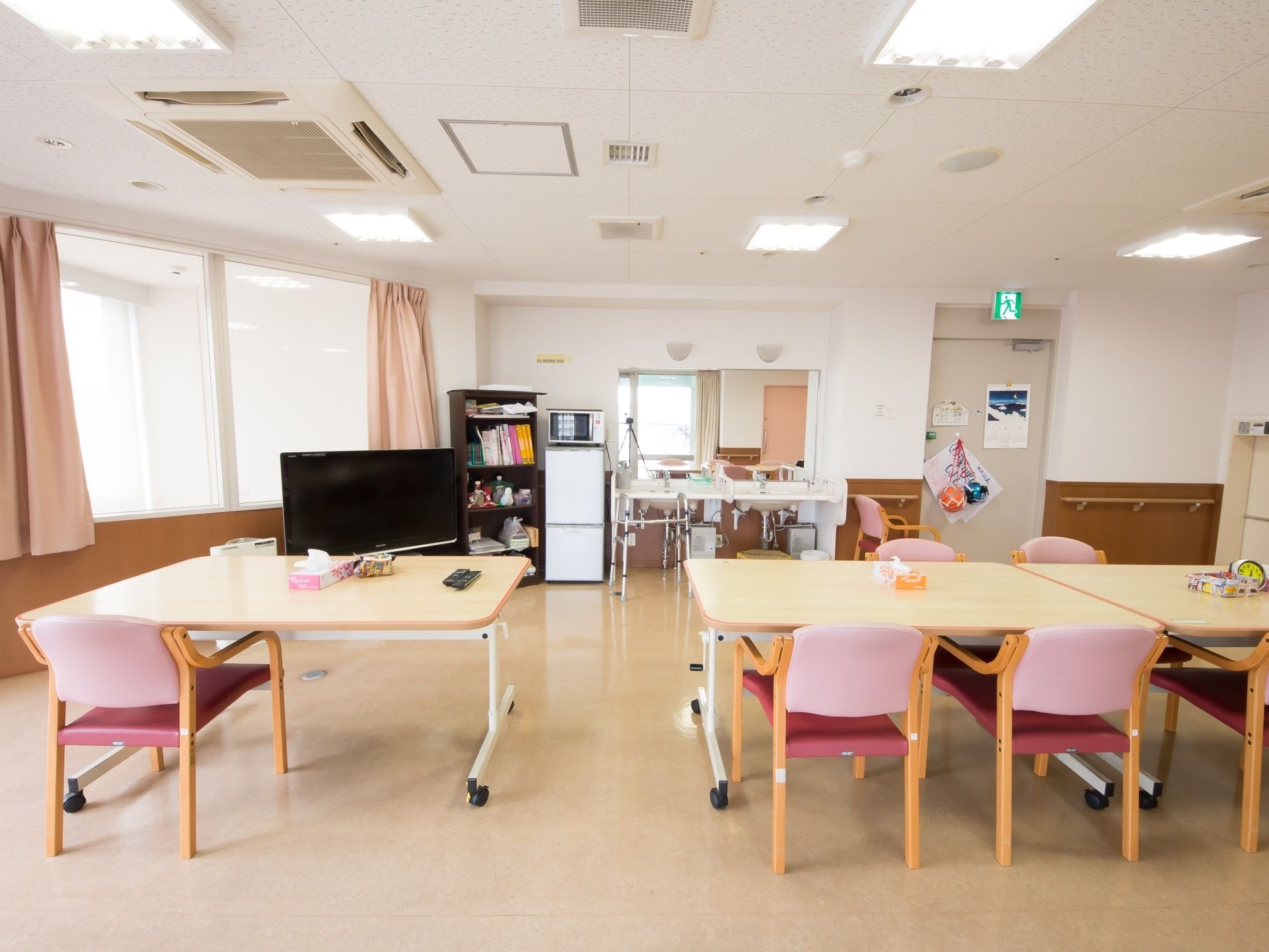 食堂などを兼ね備えたスペースは、とても広々としている。テレビや冷蔵庫、洗面台の設置もあり、いろいろな時間を過ごすことができる。