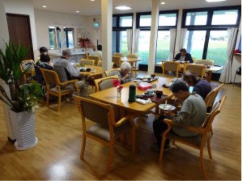 木のぬくもり溢れるリビングで、思い思いの時間を過ごす入居者様