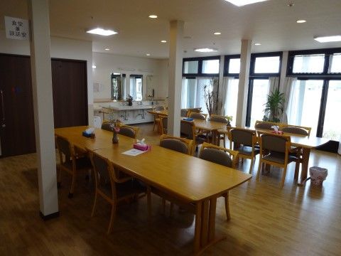 大きなダイニングテーブルとひじ掛け付きの椅子が複数置かれた、食堂兼談話室である。奥に扉がスライド式のトイレがある。