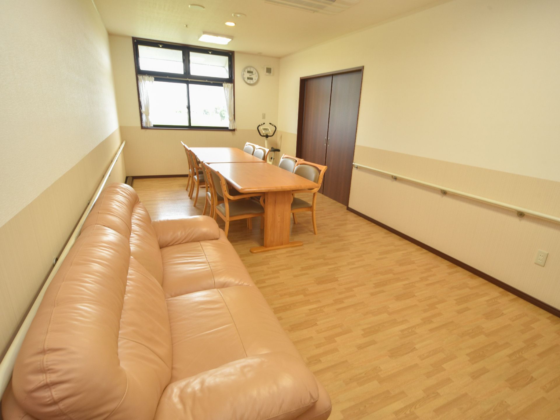 室内に置かれているテーブル、椅子は薄茶色の木目調で、木目の床ともとてもマッチしていて、落ち着いた雰囲気になっている。