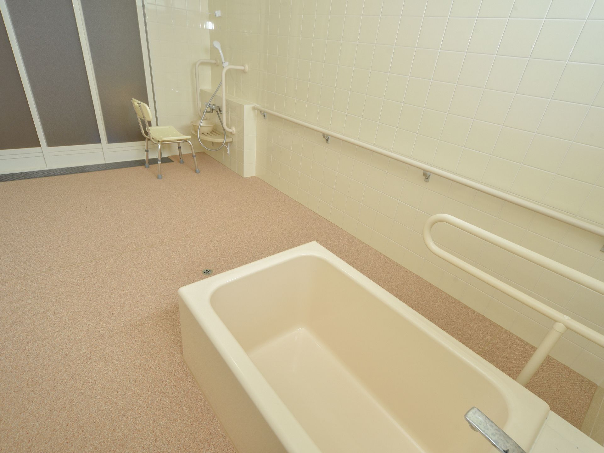 低めの湯船で、出入りし易くなっている。湯船の横にはループ型の手すりが取り付けられていて、安全に出入りできる。