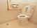 右側の壁面には、2連のトイレットペーパーホルダーがある。その上には緊急通報のボタンがあり、紐がぶら下がっている。