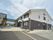 2階建ての居住施設と、平屋のデイサービス施設の2棟がある。玄関に繋がる道路は広く、平らで、車椅子での出入りもとても安全に出来る。