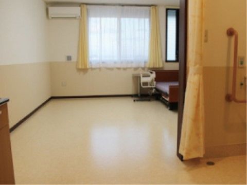 カーテンで仕切ることが可能なトイレが備え付けられている居室