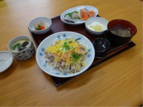ちらし寿司や茶わん蒸しなど、トレーに乗せられないほどの品数豊富な料理