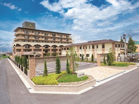 敷地内に広い駐車場が完備されている、大きな６階建ての建物