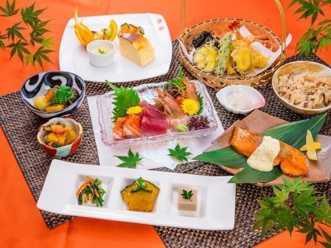 お刺身やてんぷら、炊き込みご飯やフルーツなどが並ぶ彩り豊かな食卓