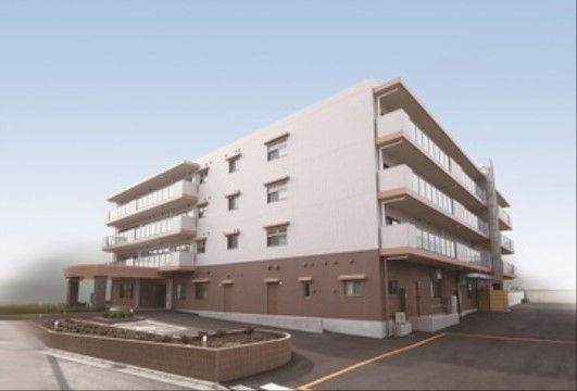 「ニチイホーム 朝霞」の外観。緑に囲まれた上品な建物。