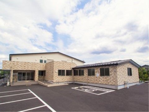 静かな住宅街の中に建つ、駐車場を敷地内に完備している施設