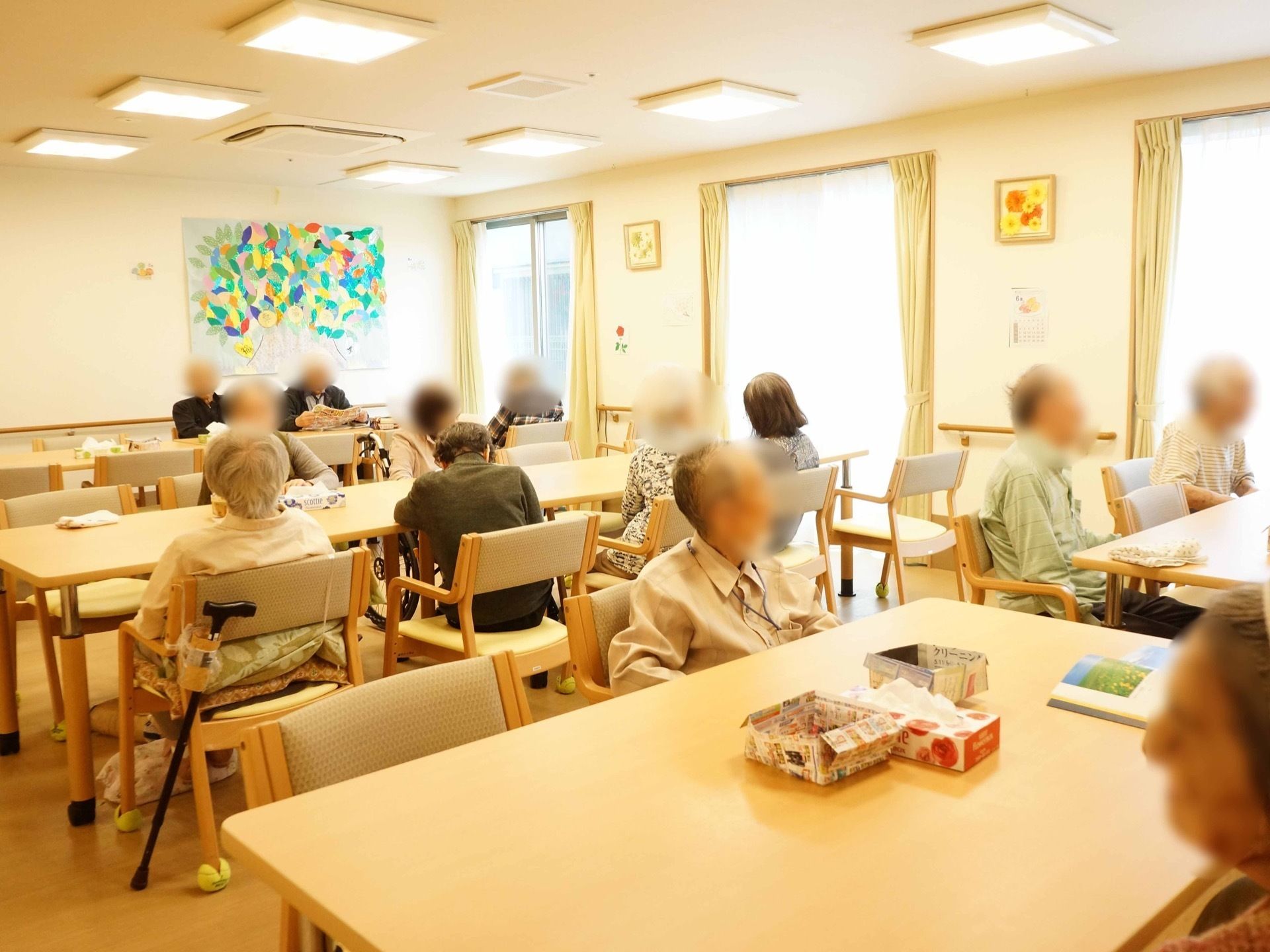 食堂兼リビングルームでは、さまざまなレクリエーション活動が行われる。楽しく手先を動かすなど、健康維持につながるように工夫をしている。
