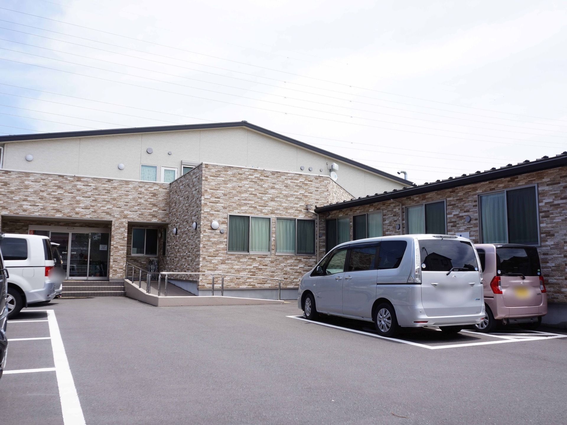 駐車場を完備し、ご家族様の車での来訪時利用することができ便利である。静かな環境に立地し、穏やかに過ごすことができる。