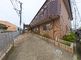 広い駐車場のある建物の外観